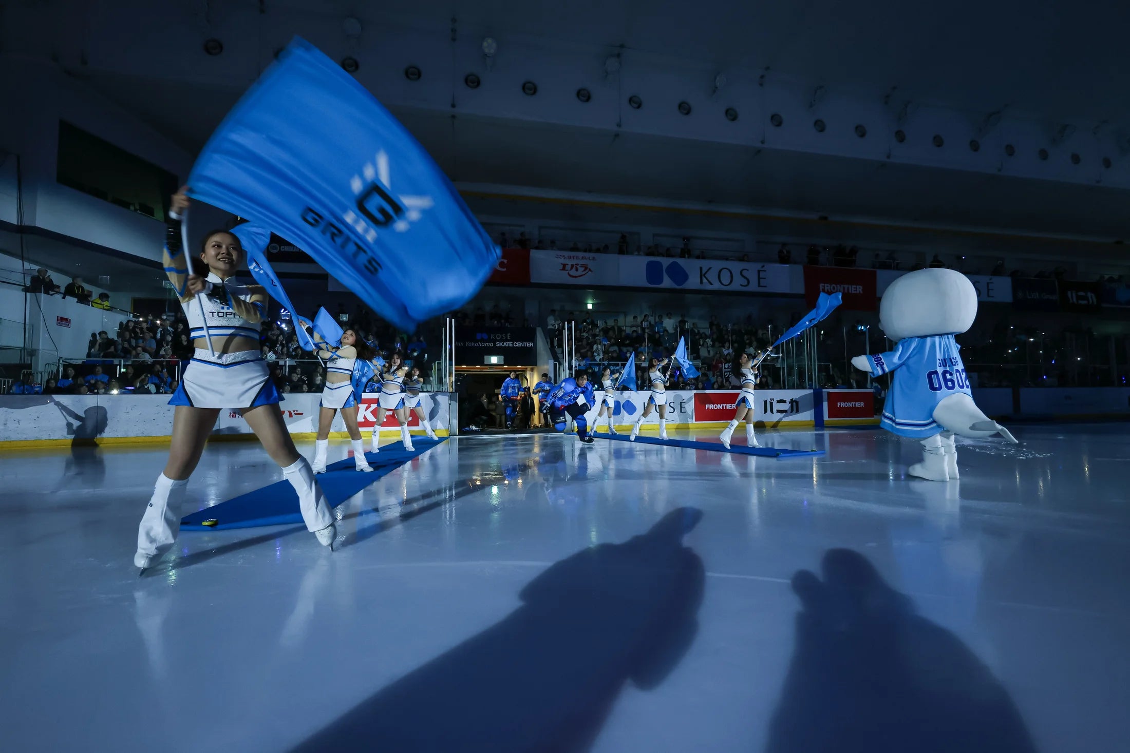 横浜GRITSの旗が広がるアリーナ